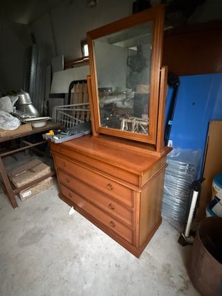 Cassettiera con specchio inclinabile in legno