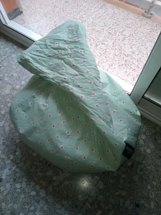 Puf infantil con corazones rosas