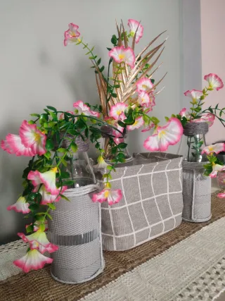 Decorazione floreale con 3 contenitori, cestino e fiori