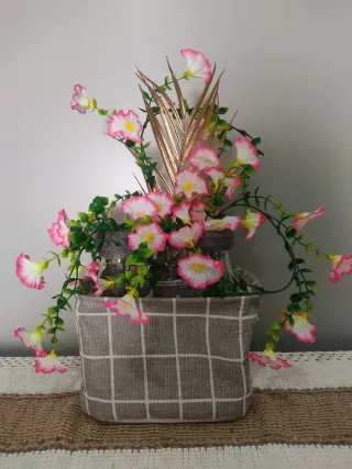 Decorazione floreale con 3 contenitori, cestino e fiori