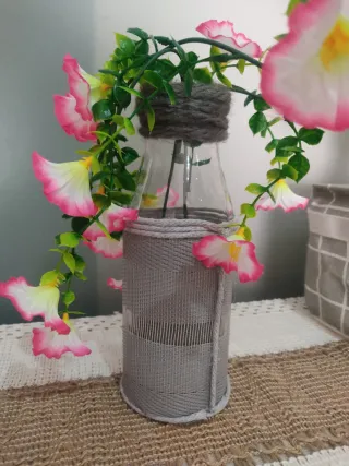 Decorazione floreale con 3 contenitori, cestino e fiori