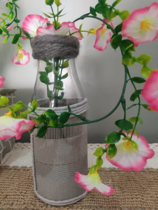 Decorazione floreale con 3 contenitori, cestino e fiori