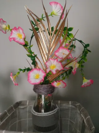Decorazione floreale con 3 contenitori, cestino e fiori