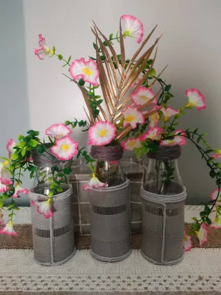 Decorazione floreale con 3 contenitori, cestino e fiori