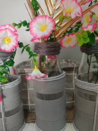 Decorazione floreale con 3 contenitori, cestino e fiori