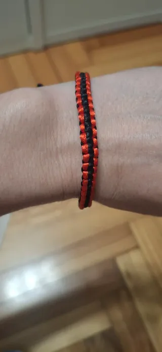 Pulsera de hilo trenzado rojo y negro