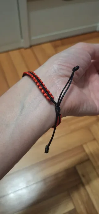 Pulsera de hilo trenzado rojo y negro