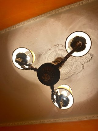 Lampadario in metallo e tessuto