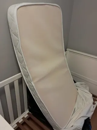 Cuna convertible en cama blanca