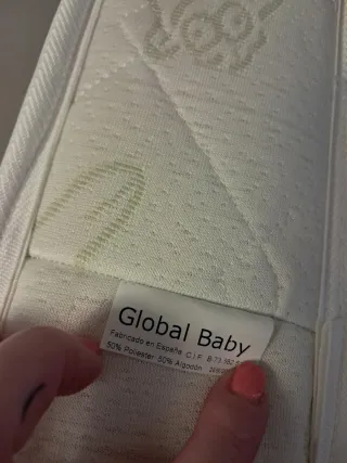 Cuna convertible en cama blanca