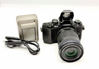 Olympus OM-D E-M10 + M.Zuiko 40-150mm