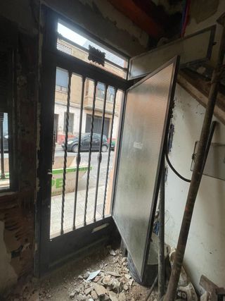 PUERTA CON REJA + CRISTAL ABATIBLE