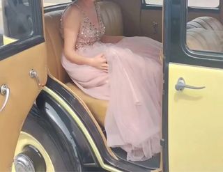 Vestido de fiesta rosa con pedrería y lentejuelas