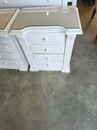 Dormitorio: Cómoda, Mesitas, Espejo, Cabecero