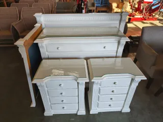 Dormitorio: Cómoda, Mesitas, Espejo, Cabecero