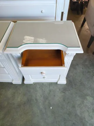 Dormitorio: Cómoda, Mesitas, Espejo, Cabecero