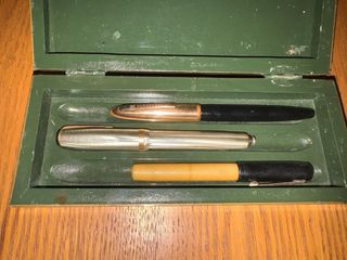 Caja con 3 plumas vintage