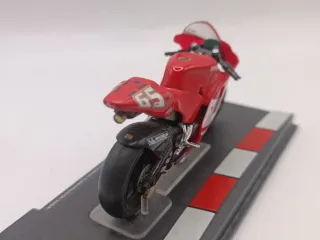 Modellino Ducati Desmosedici Capirossi 2004