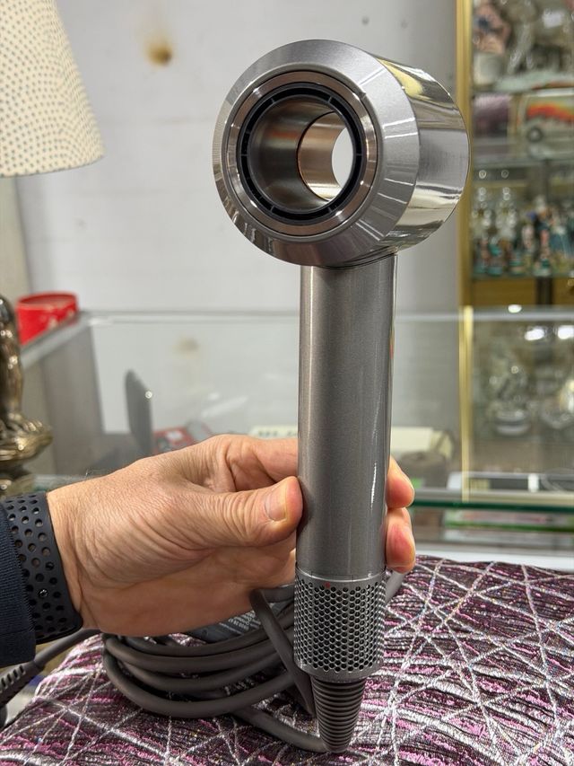 Secador Dyson Gris con Accesorios Nuevo