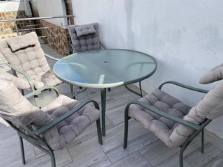 Mesa cristal redonda y 4 sillas metal