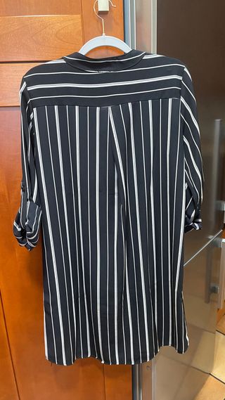 Camisola negra con rayas blancas