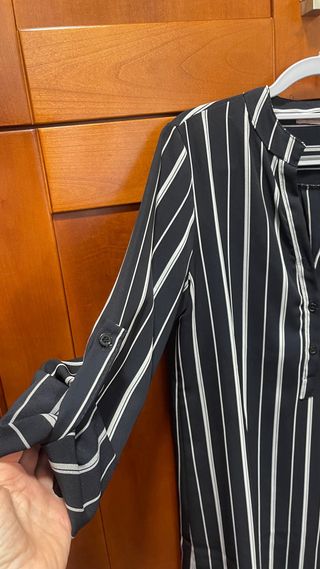 Camisola negra con rayas blancas