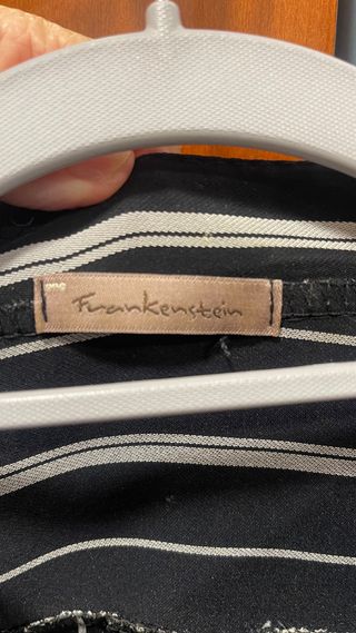 Camisola negra con rayas blancas