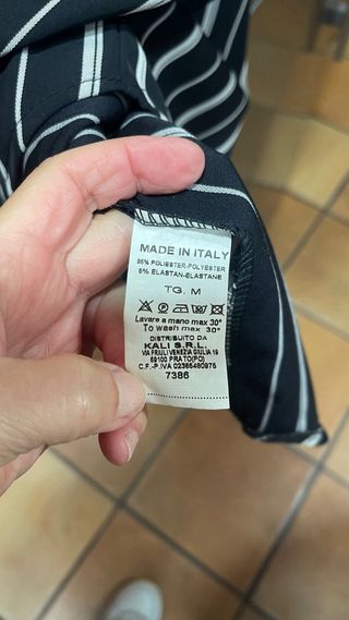 Camisola negra con rayas blancas