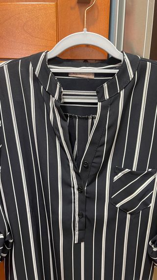 Camisola negra con rayas blancas