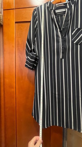 Camisola negra con rayas blancas