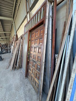 Puerta madera castellana entrada con cristal