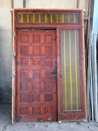 Puerta madera castellana entrada con cristal