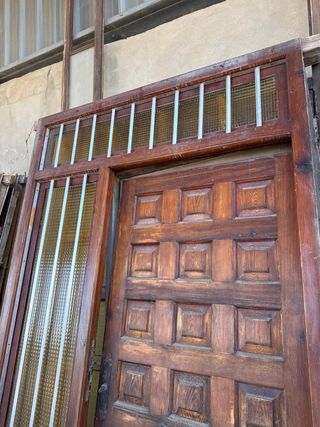 Puerta madera castellana entrada con cristal