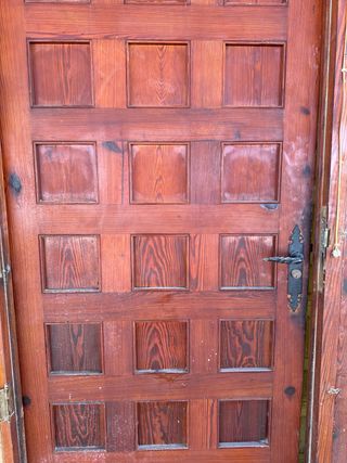 Puerta madera castellana entrada con cristal