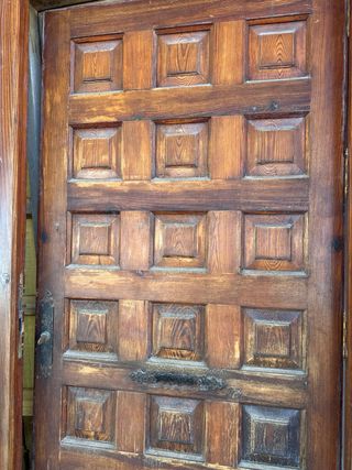 Puerta madera castellana entrada con cristal