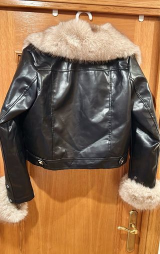 Chaqueta negra con pelo