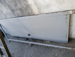 Puerta metálica gris