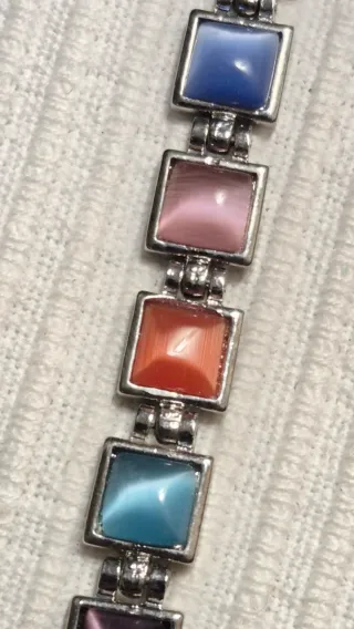 Conjunto de bisutería con piedras de colores