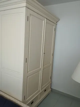 Armario de madera maciza beige