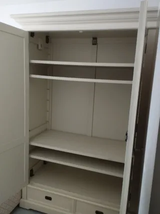 Armario de madera maciza beige