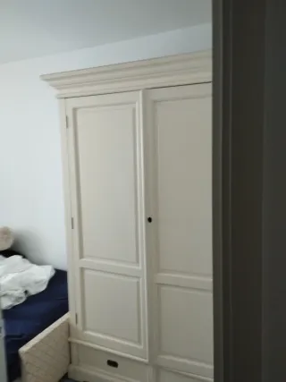 Armario de madera maciza beige