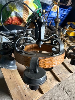 Lámpara de hierro forjado y madera