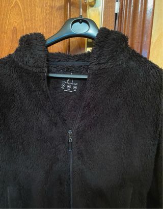 Chaqueta polar negra con capucha