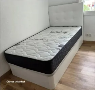 Letto singolo con testiera bianca