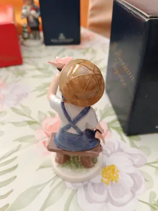 Statuetta bambina con farfalla