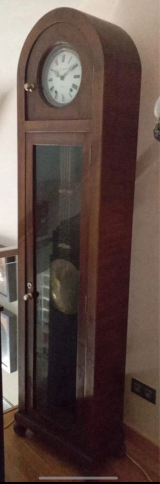 Reloj de pie antiguo de madera