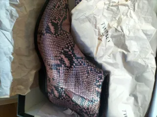 Botines piel serpiente rosa TWINSET