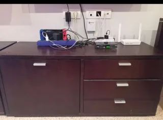 Sofá chaise longue beige, muebles y mesa con silla