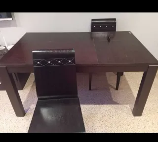 Sofá chaise longue beige, muebles y mesa con silla