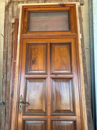 Puerta antigua madera con cristal